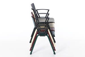 Der Armlehnenstuhl Rhodos AL SP kann gestapelt werden